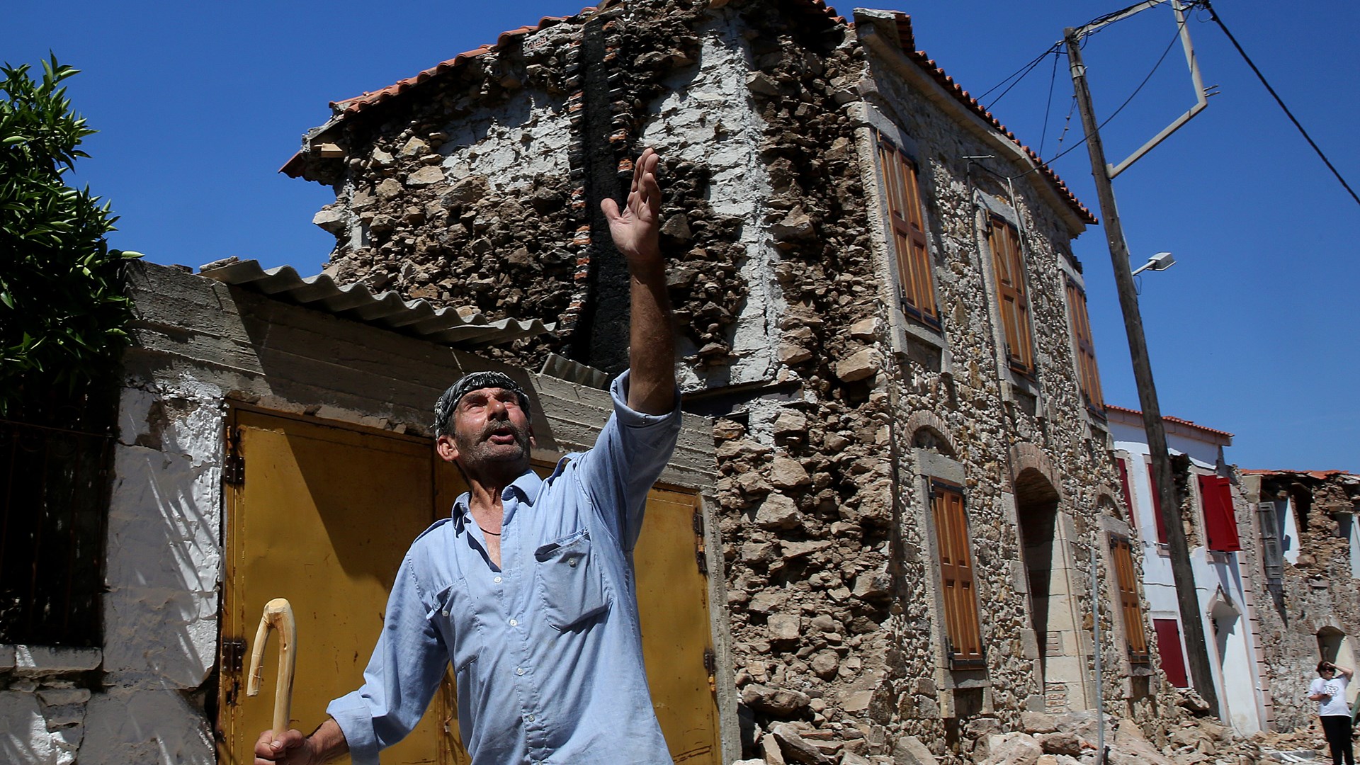 Εικόνες καταστροφής στη Βρίσα Λέσβου – Οι κάτοικοι μαζεύουν τα λιγοστά τους υπάρχοντα – ΦΩΤΟ