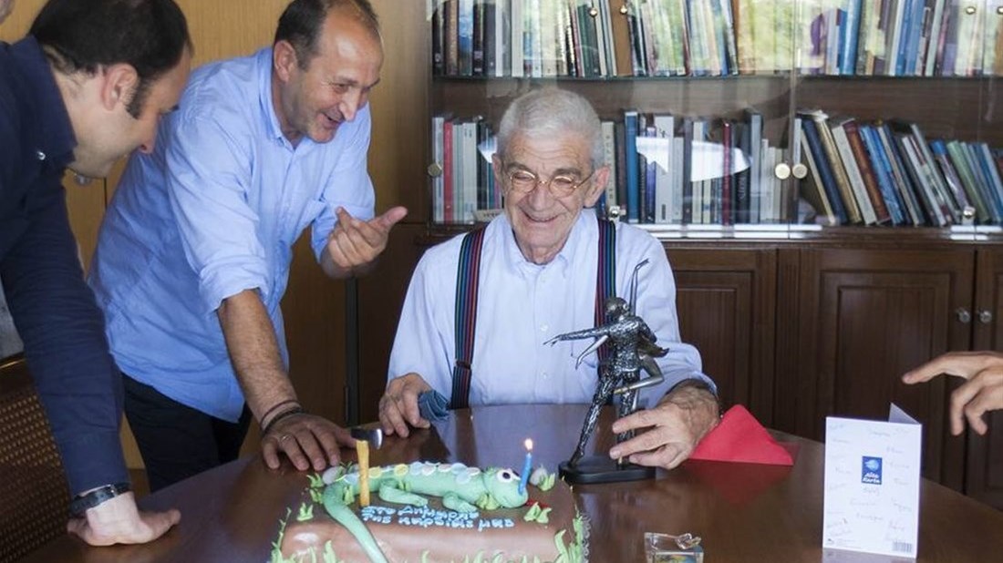 Η τούρτα… σαύρα του Γιάννη Μπουτάρη – ΦΩΤΟ