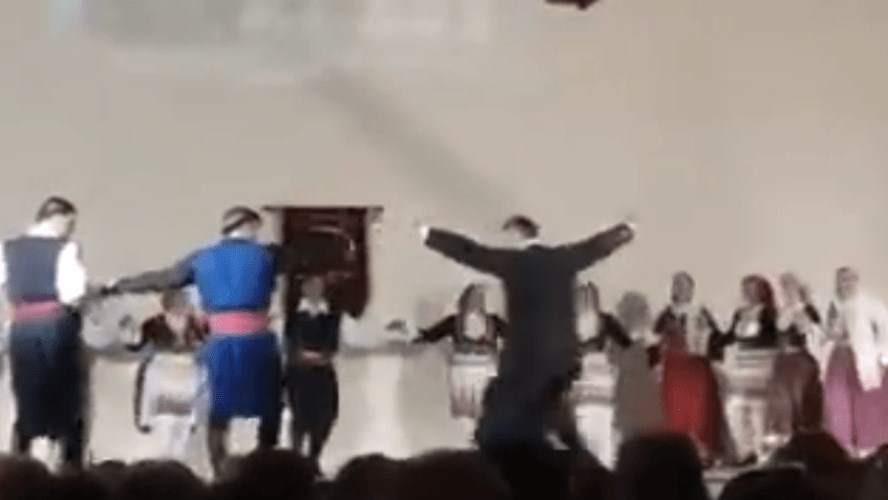 Ιερέας αποθεώθηκε για το εκπληκτικό χορευτικό του – ΒΙΝΤΕΟ