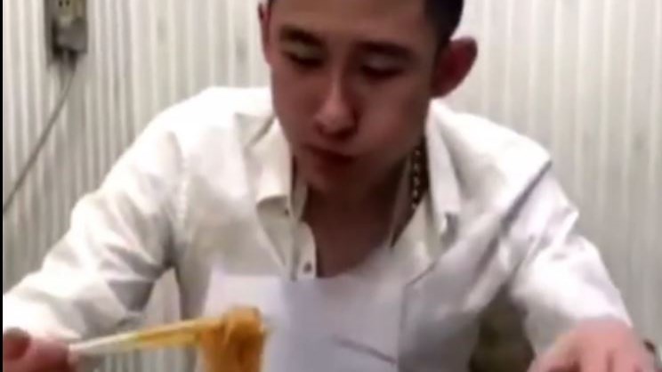 Τρώει μακαρόνια με… ψαλίδι και έγινε viral – ΒΙΝΤΕΟ