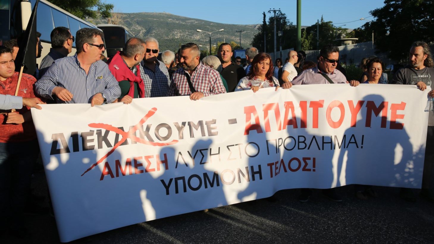 “Μάριε ζεις, εσύ μας οδηγείς” φωνάζουν έξω από το υπουργείο Προστασίας του Πολίτη οι κάτοικοι του Μενιδίου – ΒΙΝΤΕΟ