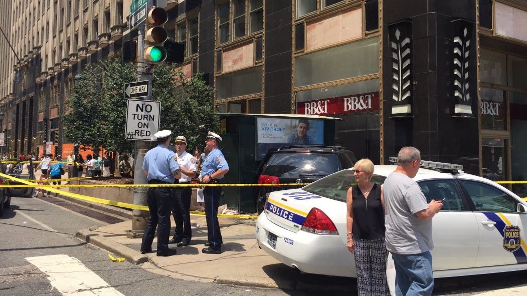 Συναγερμός στη Φιλαδέλφεια – Μίνι βαν έπεσε πάνω σε πεζούς – ΦΩΤΟ