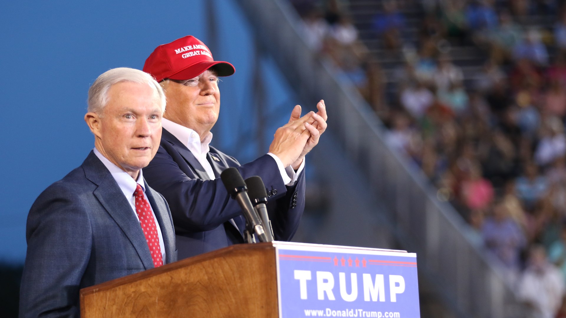 Σέσιονς: “Ελεεινό και απεχθές ψέμα ότι εμπλέκομαι στη ρωσική ανάμειξη στις αμερικανικές εκλογές”