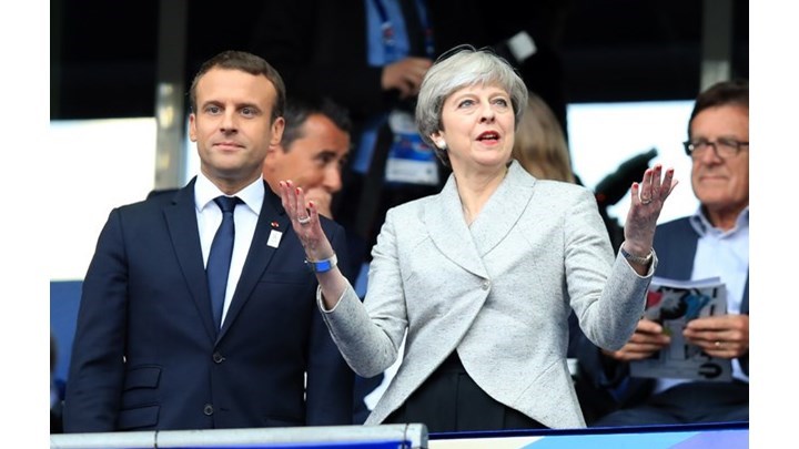 Τερέζα Μέι και Μακρόν κάνουν… κύμα στο Stade de France -BINTEO