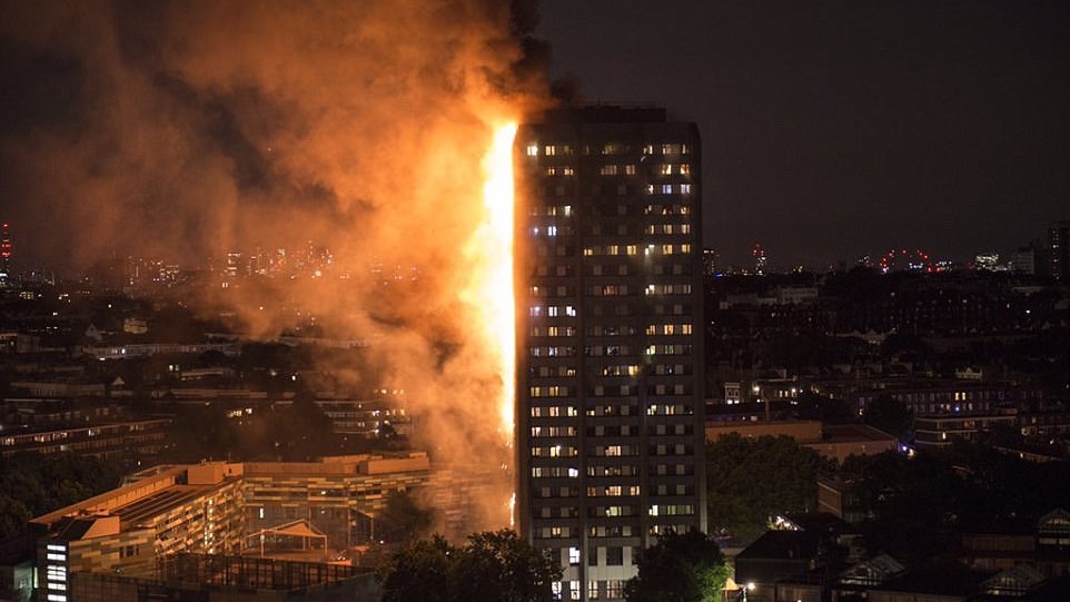 Συγκλονιστικές εικόνες από την πυρκαγιά στο λονδίνο – Καίγονται και οι 27 όροφοι του πύργου – ΤΩΡΑ – ΒΙΝΤΕΟ