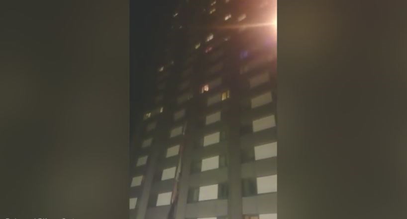 Σοκαριστικές εικόνες – Ένοικοι του φλεγόμενου πύργου κρεμούν σκοινιά από σεντόνια για να γλιτώσουν  – ΒΙΝΤΕΟ