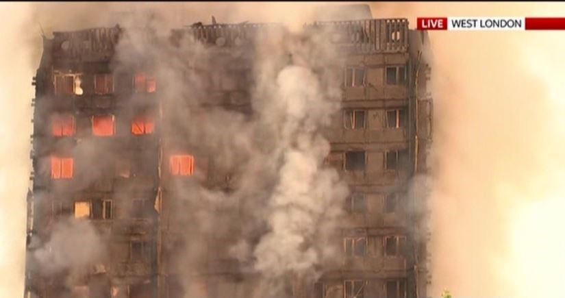Φόβοι για κατάρρευση του πύργου που φλέγεται στο Δυτικό Λονδίνο – ΦΩΤΟ