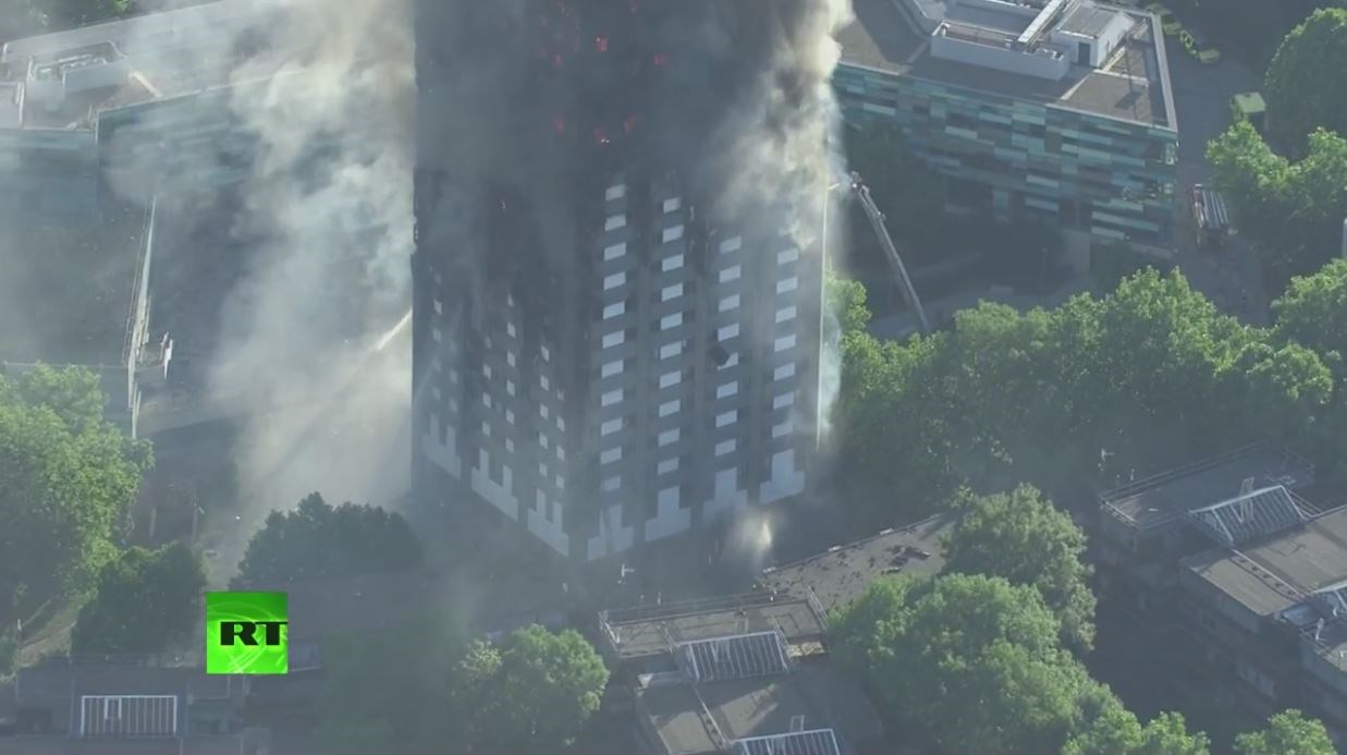 Βρετανικές Αρχές: Εκατοντάδες άνθρωποι παγιδεύτηκαν στον φλεγόμενο πύργο στο δυτικό Λονδίνο