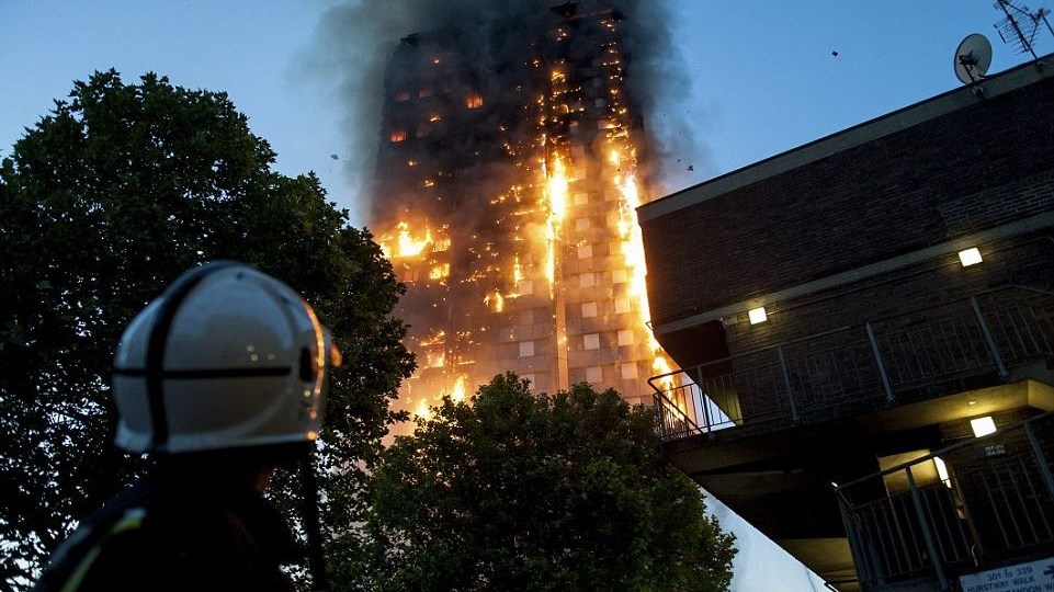 Daily Mail: Φόβοι για έναν νεκρό στον φλεγόμενο πύργο του δυτικού Λονδίνου – ΤΩΡΑ