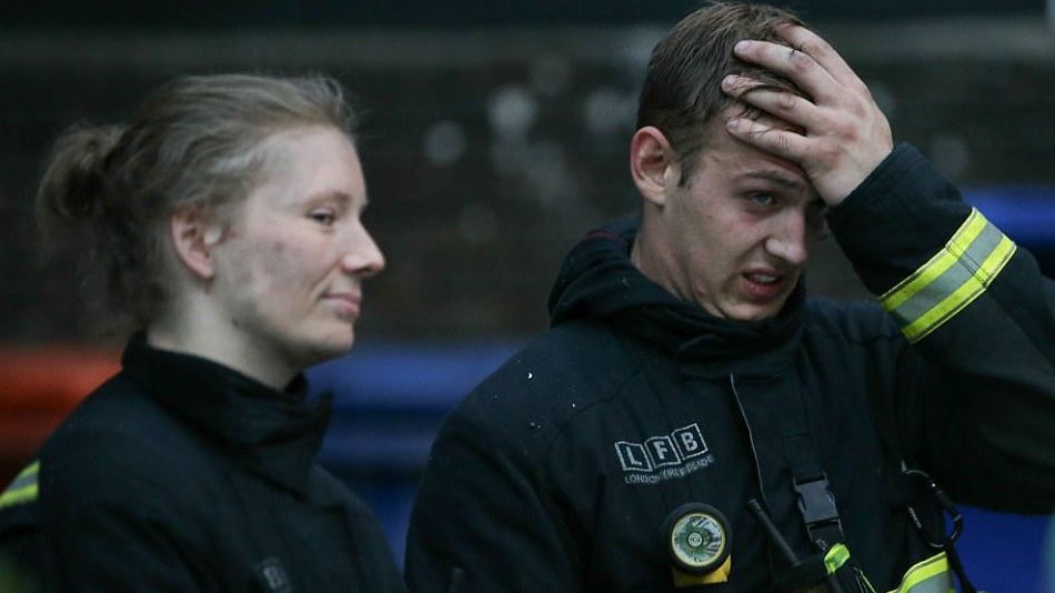 Πυροσβεστική Λονδίνου: Υπάρχουν νεκροί στο φλεγόμενο κτίριο – ΤΩΡΑ