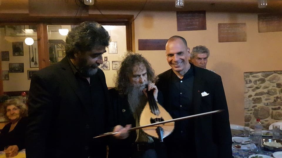 Κρητικοί μεζέδες και ρακές για τον Βαρουφάκη στην Κρήτη – ΦΩΤΟ