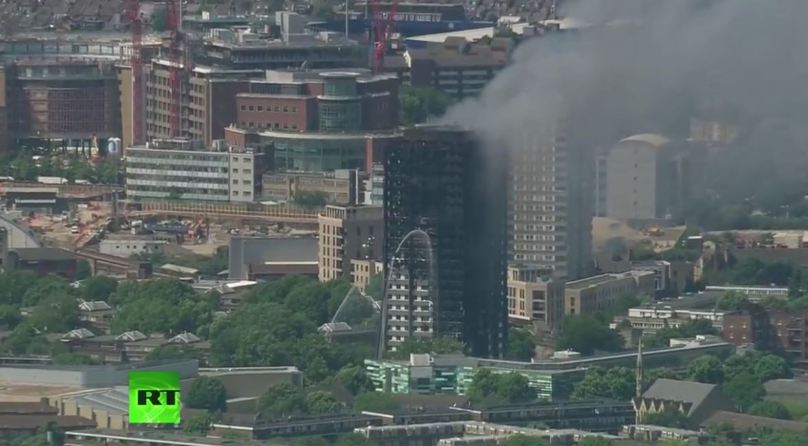 Φόβοι για μεγάλο αριθμό θυμάτων στο Λονδίνο – Σε εξέλιξη η προσπάθεια κατάσβεσης της φωτιάς