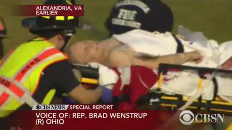 Συγκλονιστικές εικόνες από τη μεταφορά του κορυφαίου στελέχους των Ρεπουμπλικανών στο νοσοκομείο