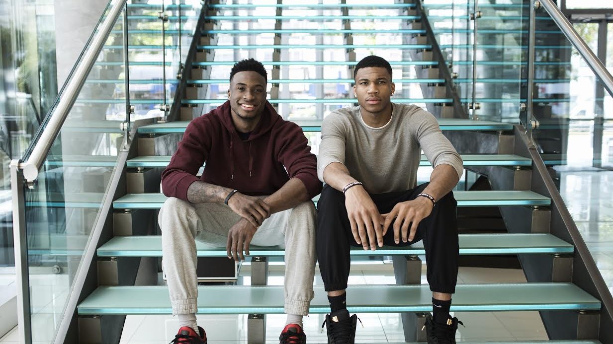 Ο Γιάννης και ο Θανάσης Αντετοκούνμπο στη Στέγη