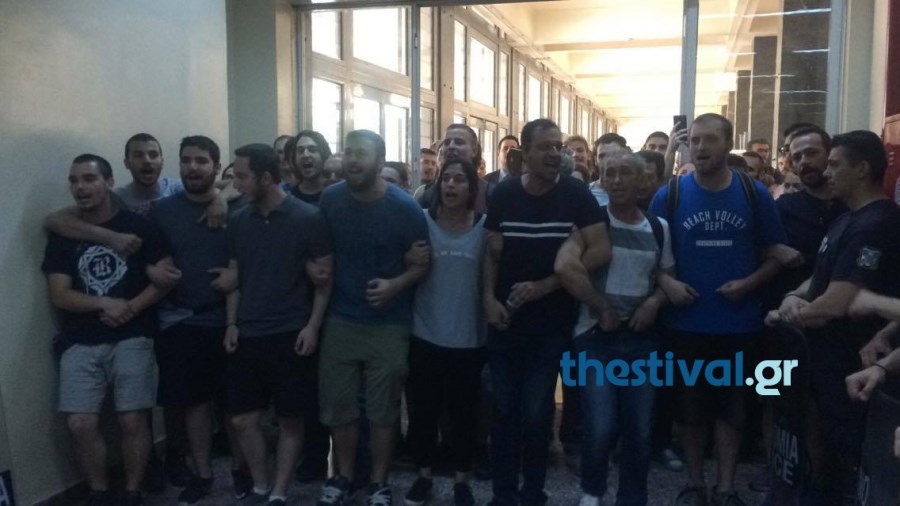 Έστησαν “μπλόκο” στους συμβολαιογράφους στο Ειρηνοδικείο Θεσσαλονίκης – ΒΙΝΤΕΟ