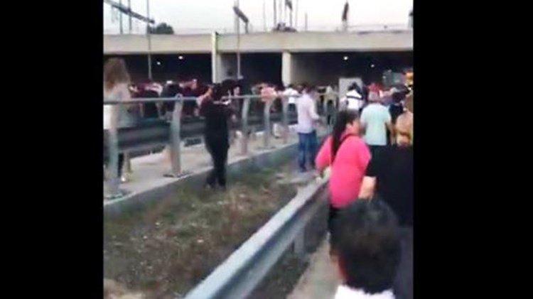 Νέα έκρηξη οργής στο Μενίδι – Κάτοικοι έκλεισαν την Αττική Οδό