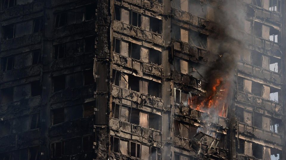 Λονδίνο: Παραλείψεις στα μέτρα πυροπροστασίας δείχνουν τα έγγραφα ανακαίνισης του Grenfell Tower