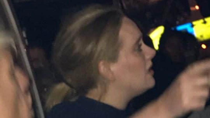 Τα δάκρυα της Αντέλ στον φλεγόμενο πύργο του Λονδίνου – ΦΩΤΟ