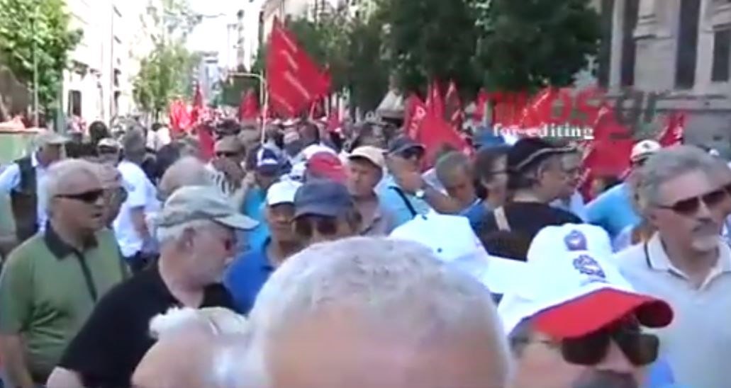 Συγκέντρωση διαμαρτυρίας των συνταξιούχων στο κέντρο της Αθήνας – ΒΙΝΤΕΟ