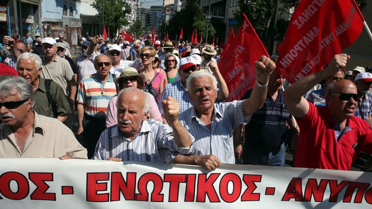 Έξω από τη Βουλή βρίσκεται η μαζική πορεία των συνταξιούχων
