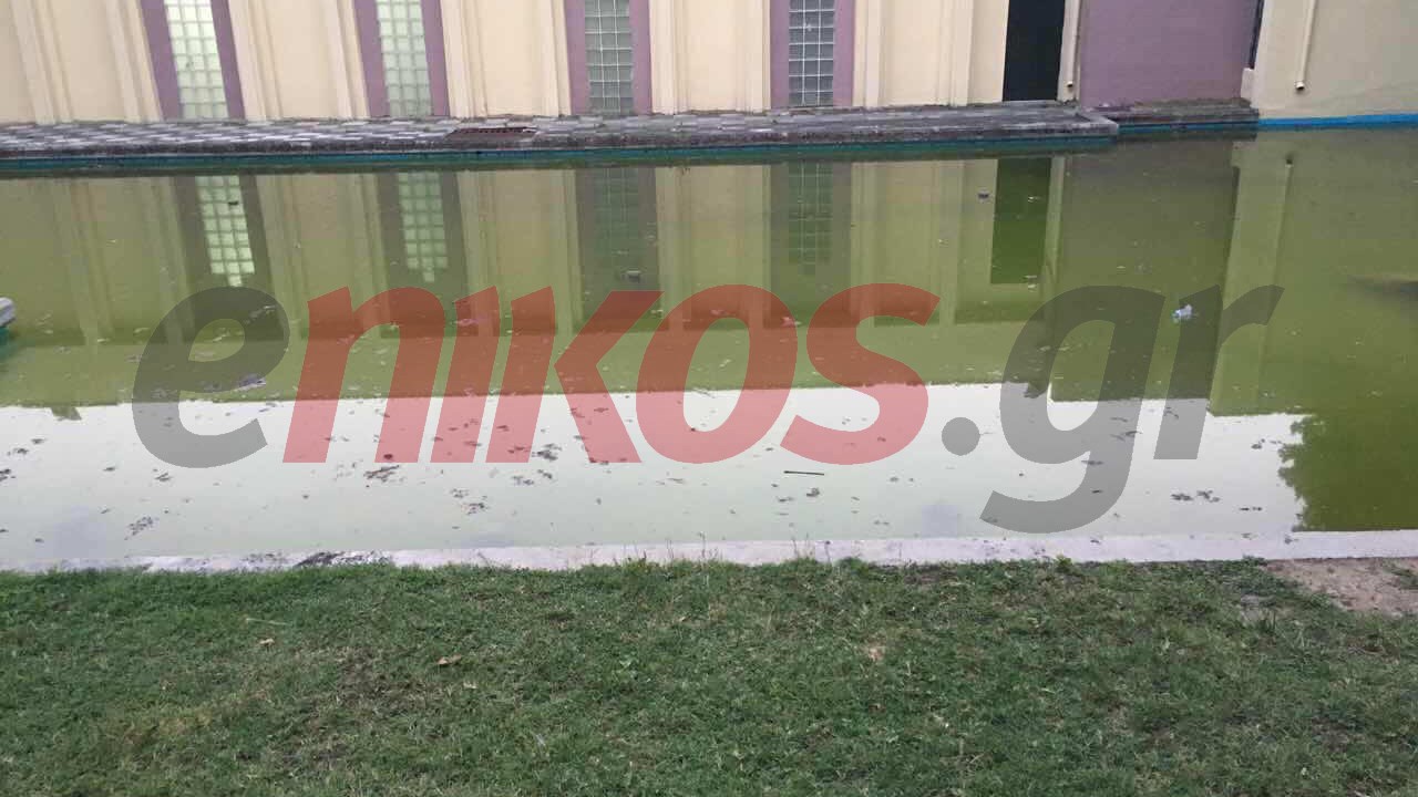 Πρασίνισαν τα… νερά στο σιντριβάνι του κηποθέατρου Λάρισας – ΦΩΤΟ αναγνώστη