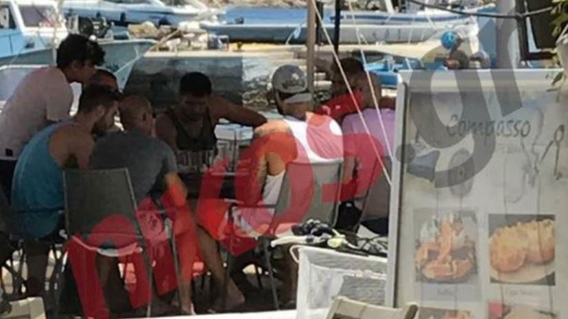 “Ερυθρόλευκη” παρέα απολαμβάνει τον καφέ της σε νησί των Κυκλάδων – ΦΩΤΟ αναγνώστη