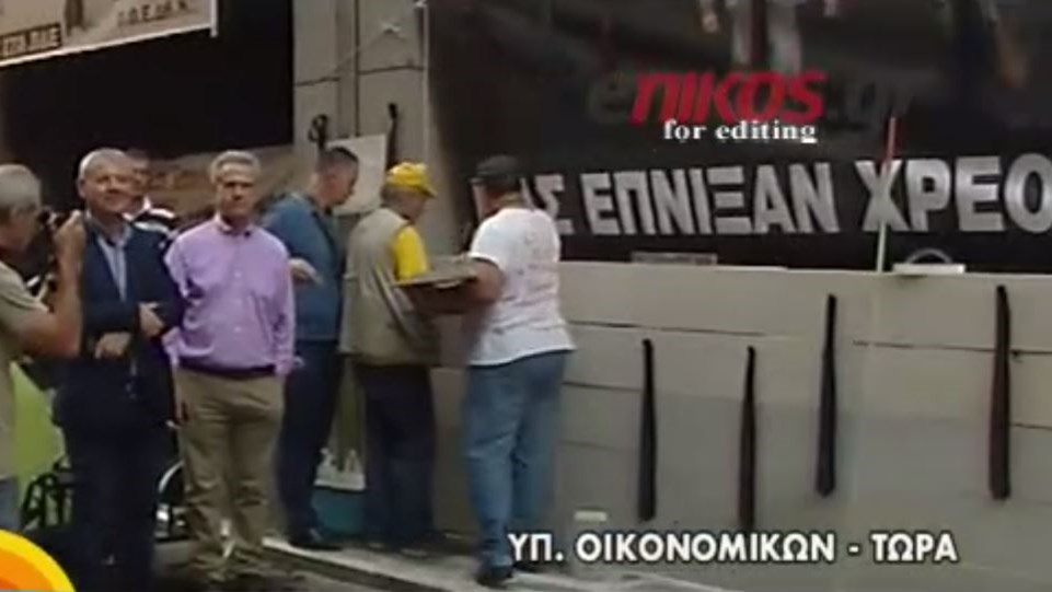 Οι συνδικαλιστές της ΠΟΕΔΗΝ «χτίζουν» συμβολικά την είσοδο του υπουργείου Οικονομικών – ΒΙΝΤΕΟ