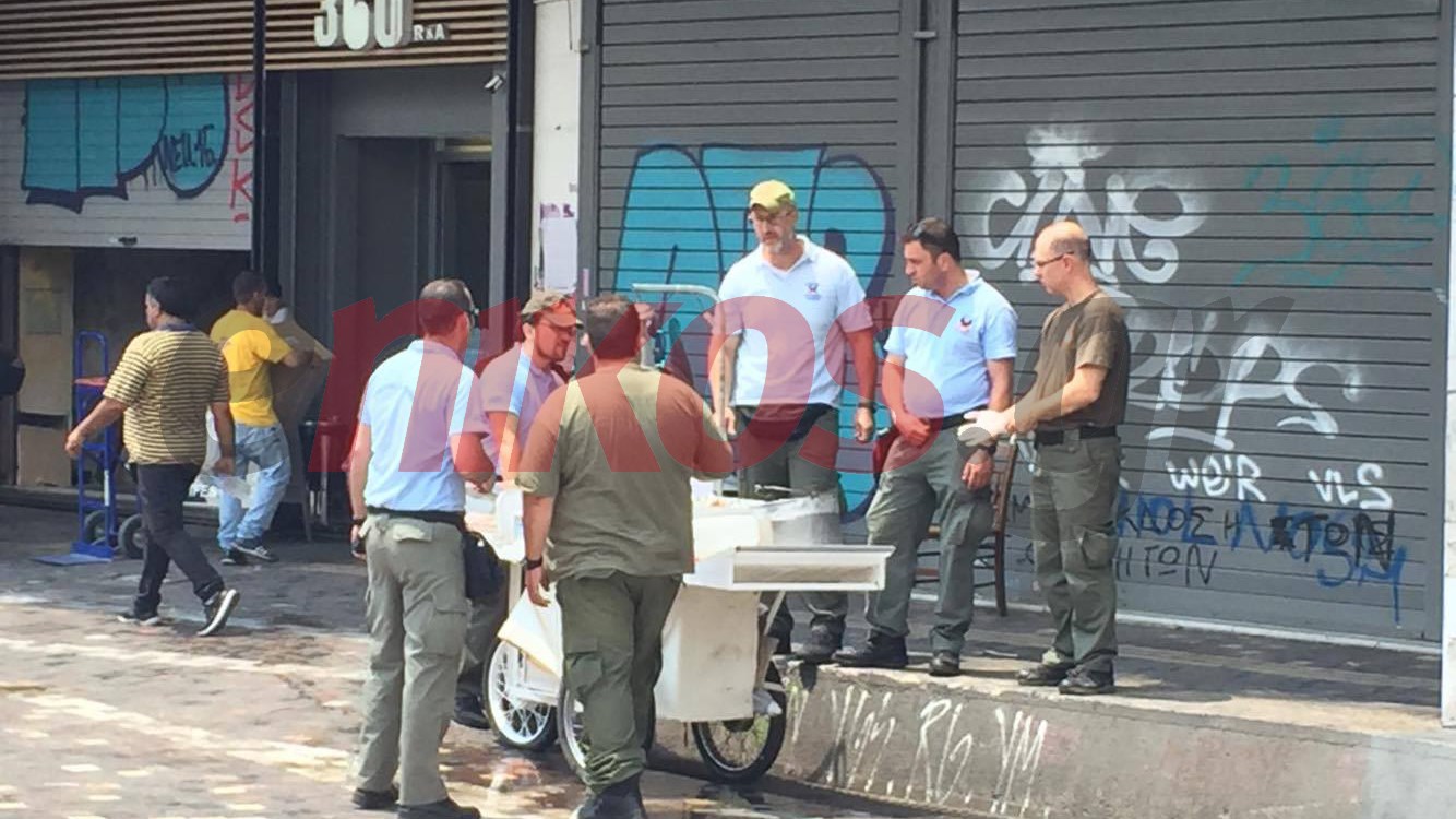 Δημοτικοί αστυνομικοί κατάσχεσαν τροχήλατο πάγκο μικροπωλητή στο Μοναστηράκι – Καταγγελία αναγνώστη – ΦΩΤΟ
