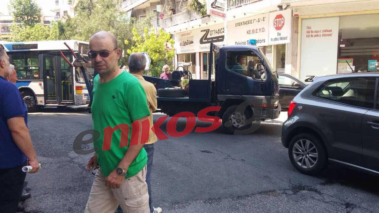 Επιστρατεύτηκε γερανός για το αυτοκίνητο που προκάλεσε χάος στου Ζωγράφου – ΦΩΤΟ αναγνώστη