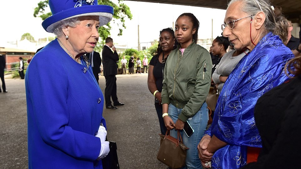 Με τους πληγέντες από την πυρκαγιά στον πύργο του Λονδίνου συναντήθηκε η βασίλισσα Ελισάβετ – ΦΩΤΟ