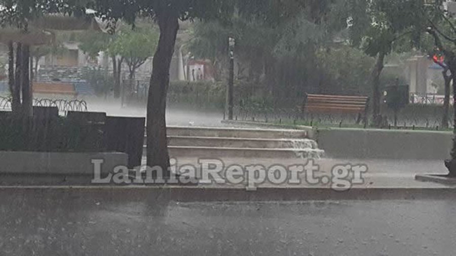 “Άνοιξαν” οι ουρανοί στη Λαμία – ΒΙΝΤΕΟ