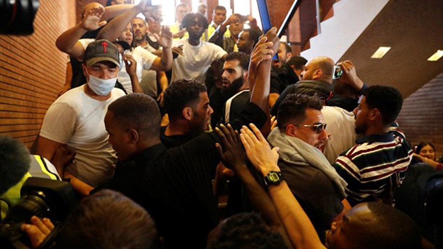 Διαδηλωτές εισέβαλαν σε τοπικό δημαρχείο του Λονδίνου φωνάζοντας «θέλουμε δικαιοσύνη» – ΒΙΝΤΕΟ – ΦΩΤΟ