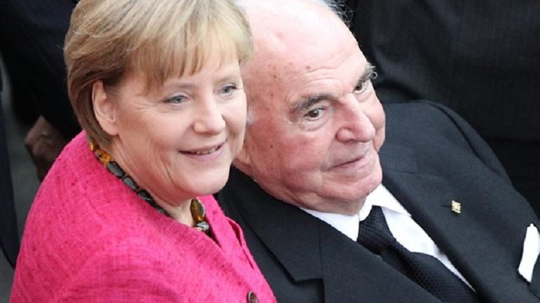 Συντετριμμένη η Μέρκελ από τον θάνατο του Χέλμουτ Κολ