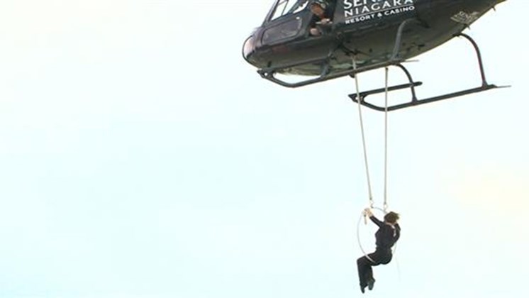 Κρεμάστηκε από τα δόντια της πάνω από τους καταρράκτες του Νιαγάρα – ΒΙΝΤΕΟ