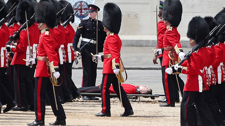 Λιποθύμησαν στρατιώτες στην παρέλαση για τα γενέθλια της Ελισάβετ
