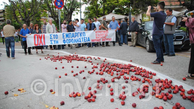 “Θερμή” υποδοχή από αγρότες στον Βαγγέλη Αποστόλου – BINTEO – ΦΩΤΟ