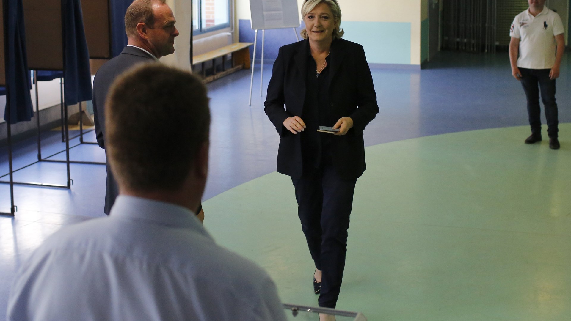 Ψήφισε η Μαρίν Λεπέν – ΦΩΤΟ