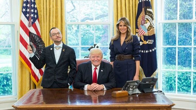 Ο Έλληνας καθηγητής που πόζαρε δίπλα στον Τραμπ και έγινε viral – ΦΩΤΟ