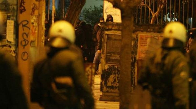 Επίθεση εναντίον διμοιρίας των ΜΑΤ έξω από το Πολυτεχνείο