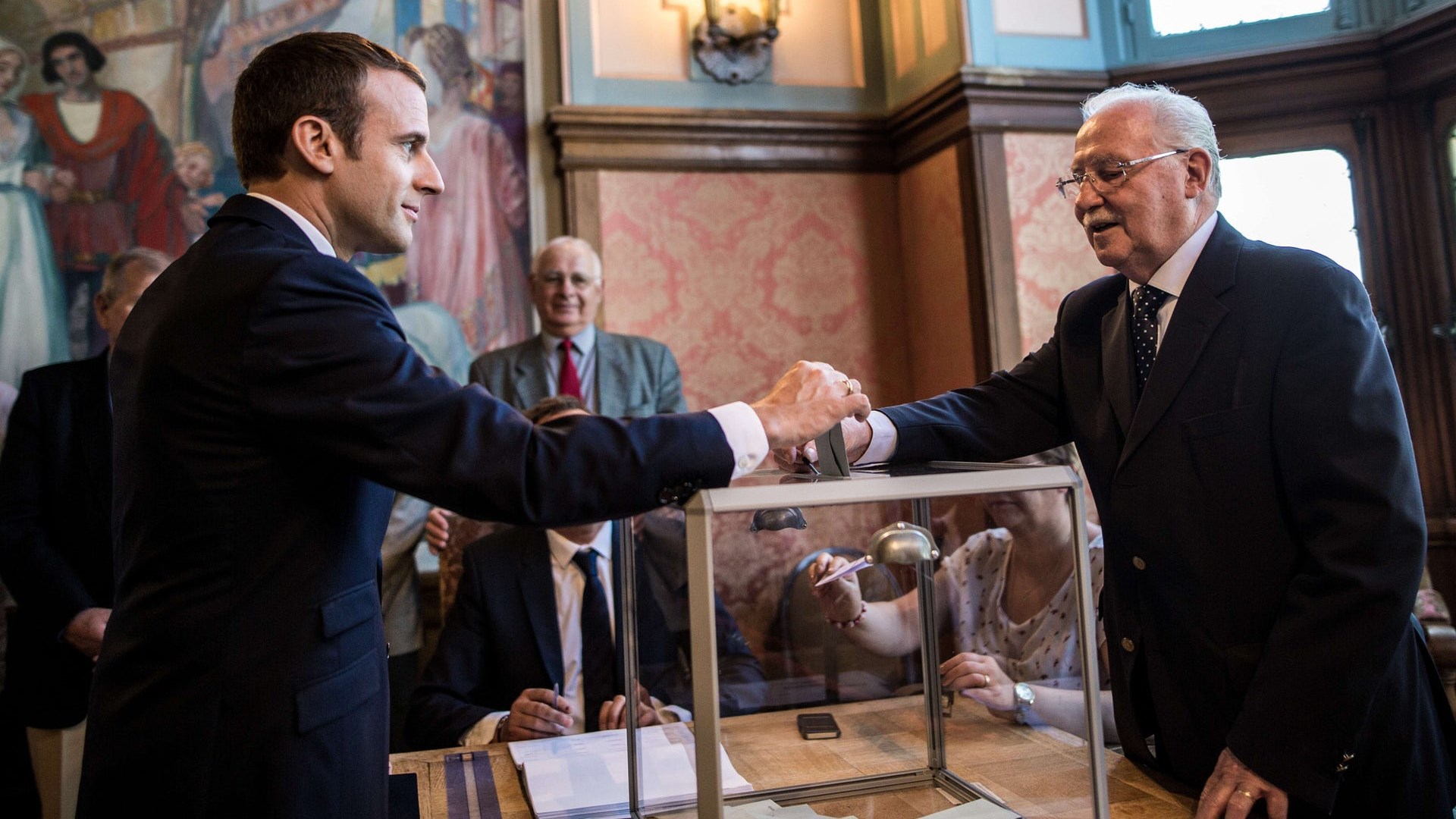 Γαλλία – Εκλογές:  Συντριπτική πλειοψηφία για τον Μακρόν, ρεκόρ η αποχή