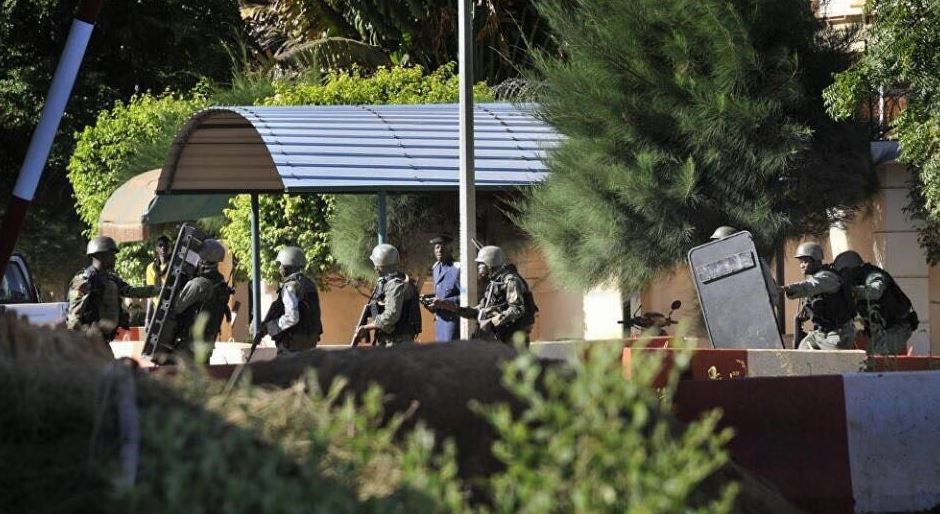 Μάλι – Οι δυνάμεις ασφαλείας έχουν διασώσει 32 τουρίστες από το θέρετρο που δέχθηκε επίθεση