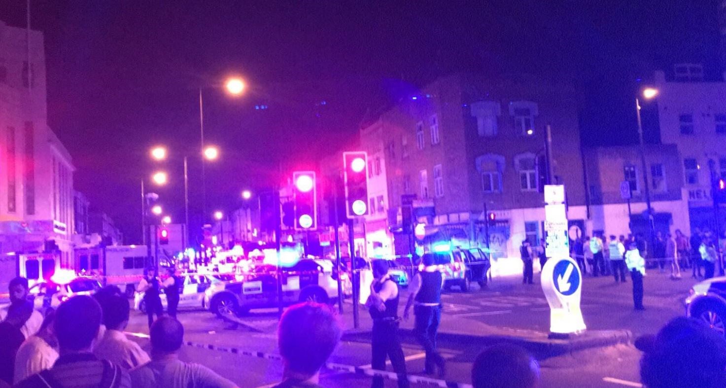 Συναγερμός στο Λονδίνο – Πάνοπλοι αστυνομικοί έξω από τζαμί στο Φίνσμπουρι Παρκ – ΤΩΡΑ