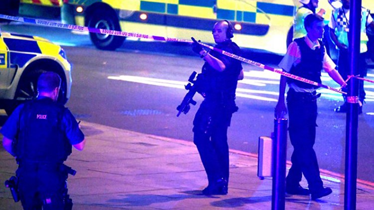 Οι πρώτες εικόνες από το σημείο που έπεσε το βαν πάνω σε πλήθος στο Λονδίνο – ΒΙΝΤΕΟ – ΤΩΡΑ