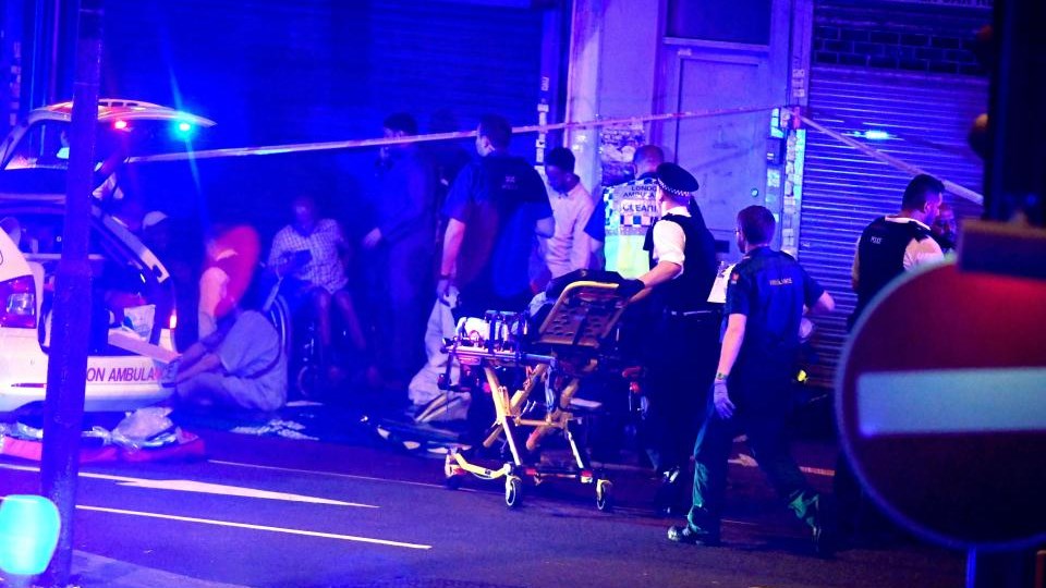 Τρόμος ξανά στο Λονδίνο: Βαν έπεσε πάνω σε πεζούς κοντά σε τζαμί – Ένας νεκρός και 10 τραυματίες – ΒΙΝΤΕΟ – ΦΩΤΟ