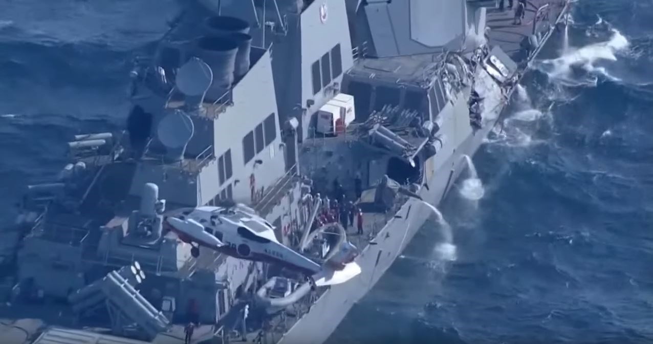Συγκλονιστικές εικόνες από τη σύγκρουση πολεμικού με εμπορικό πλοίο – 7 νεκροί – ΦΩΤΟ – ΒΙΝΤΕΟ