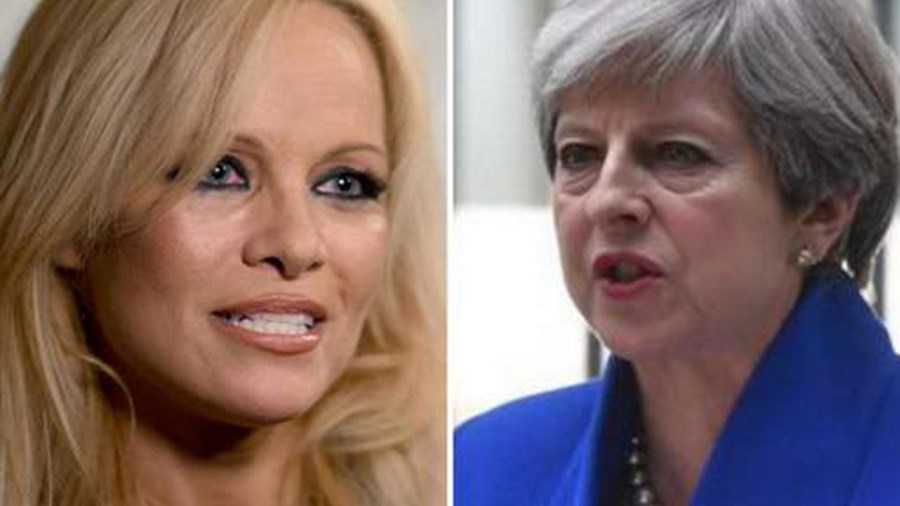 Το ξέσπασμα της Πάμελα Άντερσον κατά της Τερέζα Μέι: Είναι η χειρότερη πρωθυπουργός