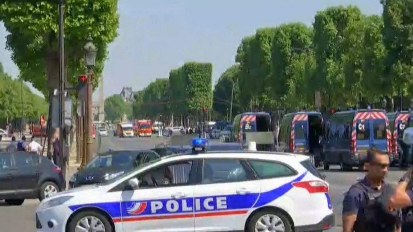 Όχημα έπεσε πάνω σε βαν της αστυνομίας στα Ηλύσια Πεδία – ΤΩΡΑ