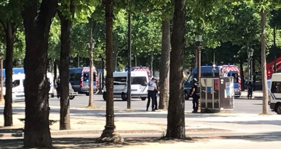 Οι πρώτες εικόνες από τα Ηλύσια Πεδία: Αυτοκίνητο έπεσε σε βαν της αστυνομίας – ΒΙΝΤΕΟ