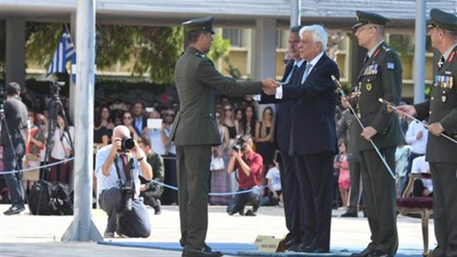 Ο Πρόεδρος της Δημοκρατίας επέδωσε τα ξίφη στους νέους και τις νέες ανθυπολοχαγούς