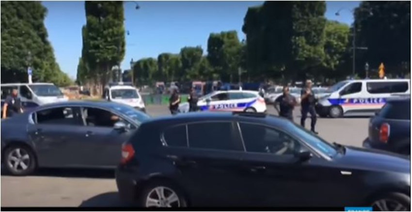 Οπλισμένος ο οδηγός του οχήματος που έπεσε σε αστυνομικό βαν στα Ηλύσια Πεδία